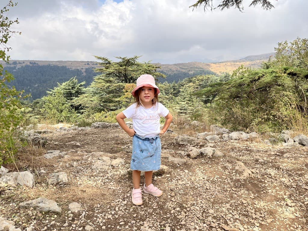 Katherina en chapeau, en promenade dans la nature