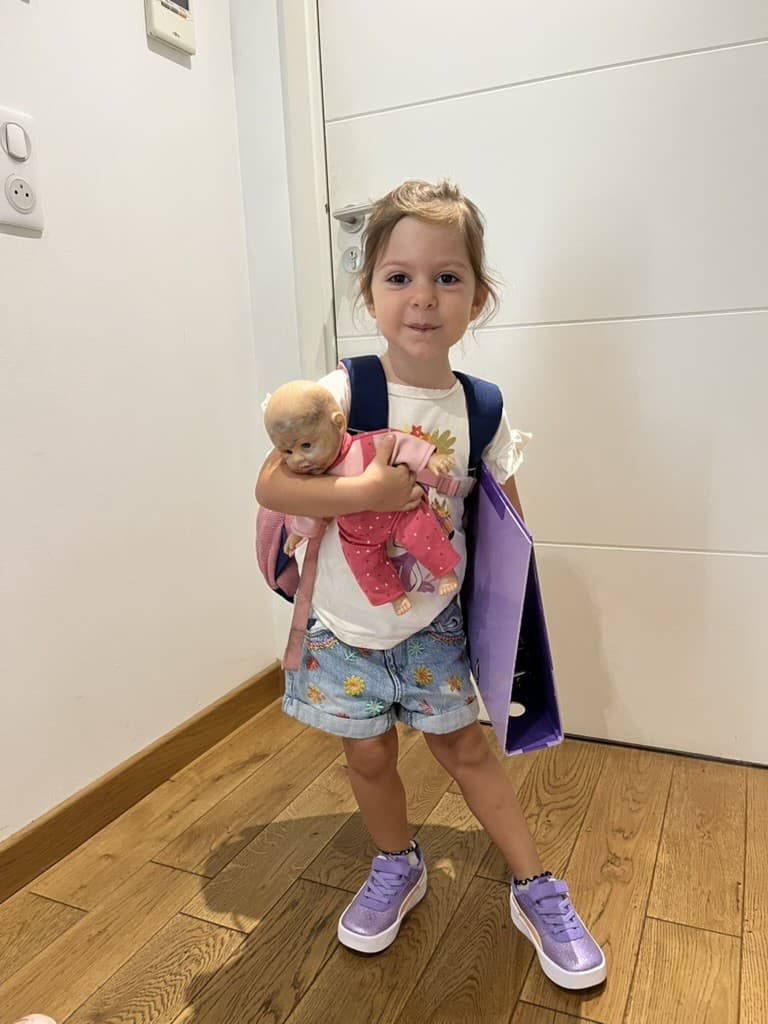 Katherina avec son sac à dos et sa poupée